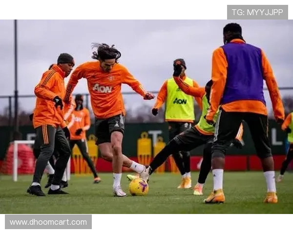 恩里克更衣室管理成效显著,球队凝聚力持续提升 恩里克更衣室管理成效显著,球队凝聚力持续提升